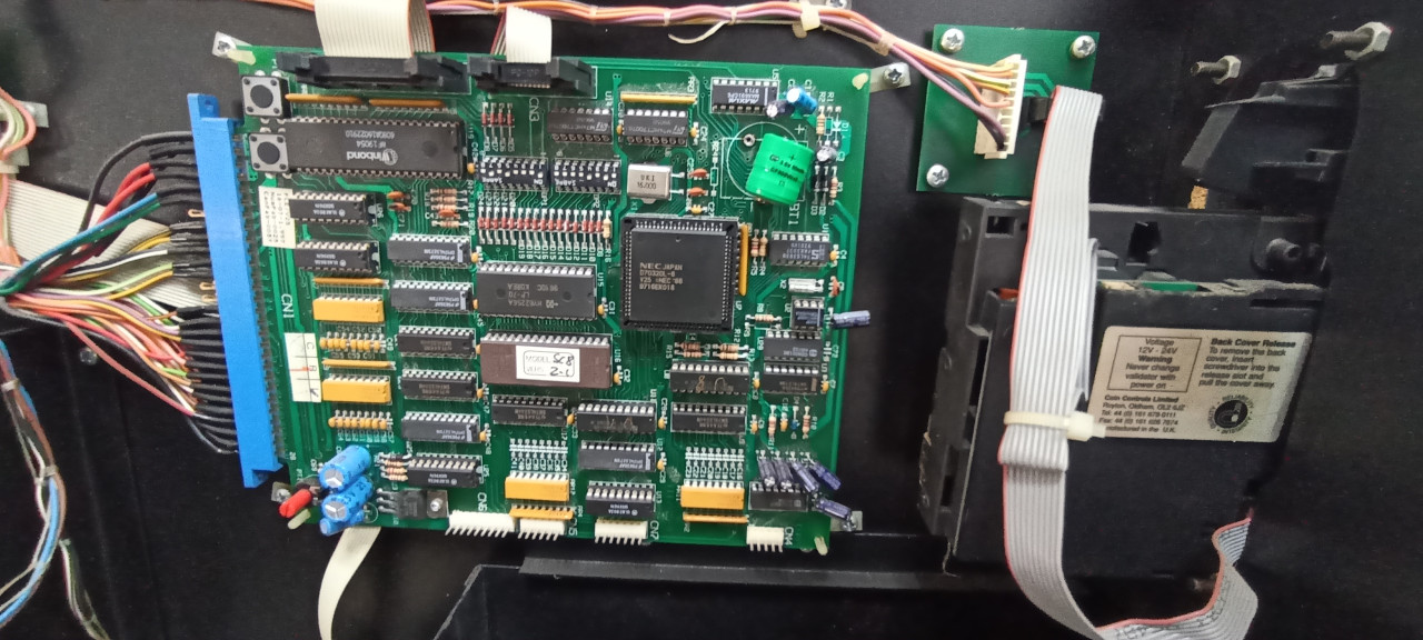 La placa de esta versión utiliza un chip de sonido AY-8910, en lugar de un OKI M6376. Imagen:  Tascabarrio, Electrónica VyS.