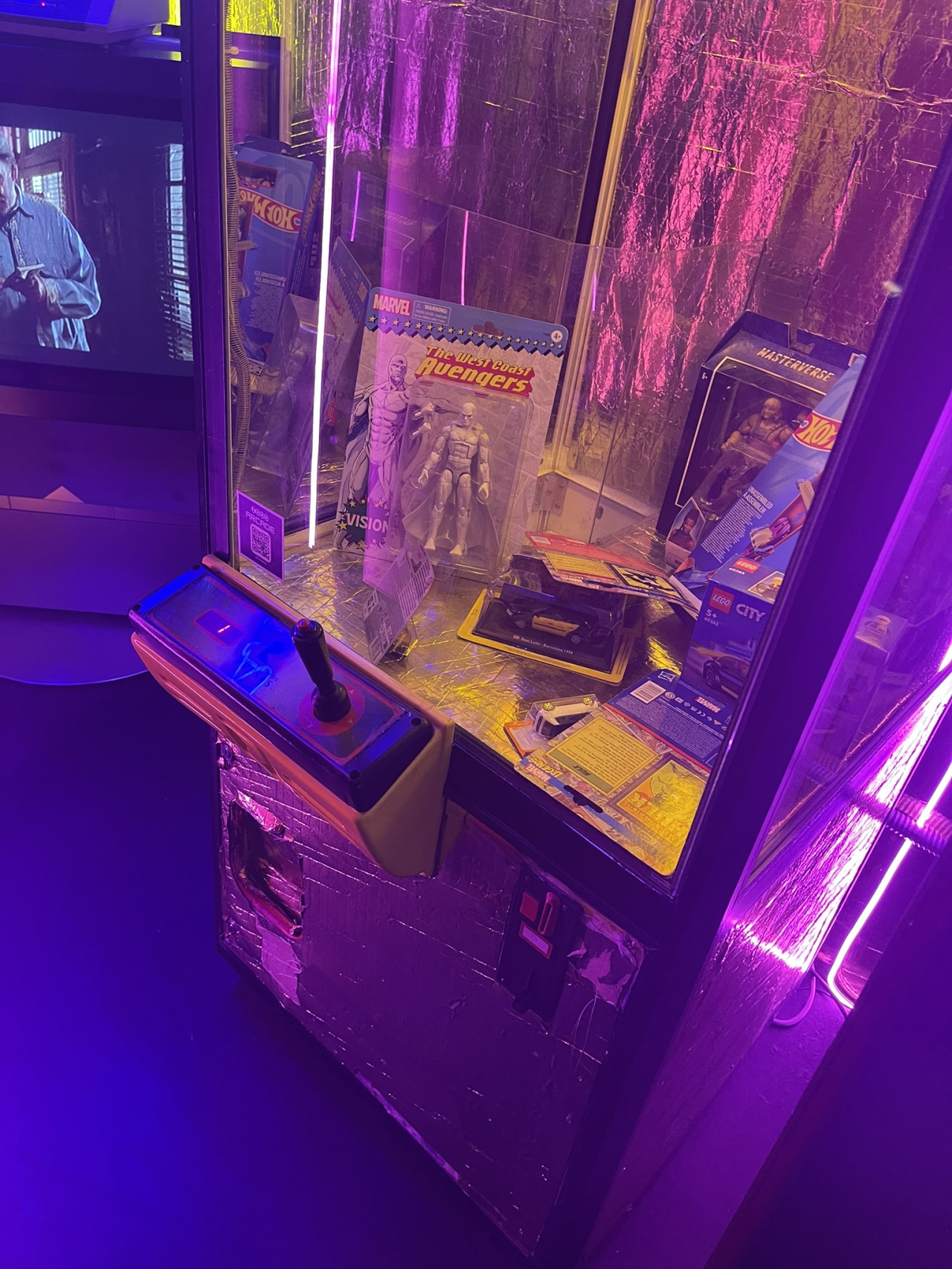 Cranesaurus Single es una máquina de tipo grúa de Recreativos Presas. Imagen: Zooo Arcade.