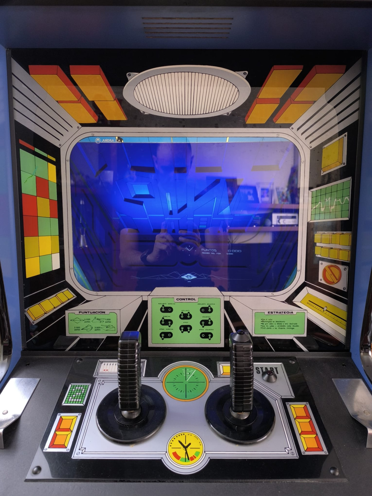 Bezel con la zona de juego en tono azul. Imagen: Javier Blanco.