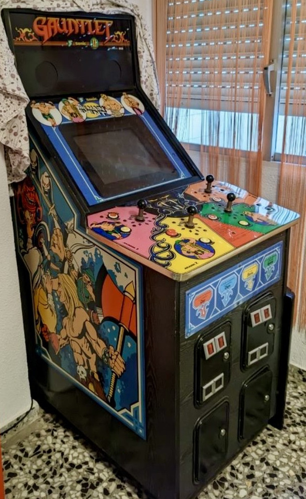 Una curiosa conversión del mueble Gauntlet con bezel y panel de control del juego The Main Event. Foto: Ruben Casaña (Retro Arcadia Valencia).