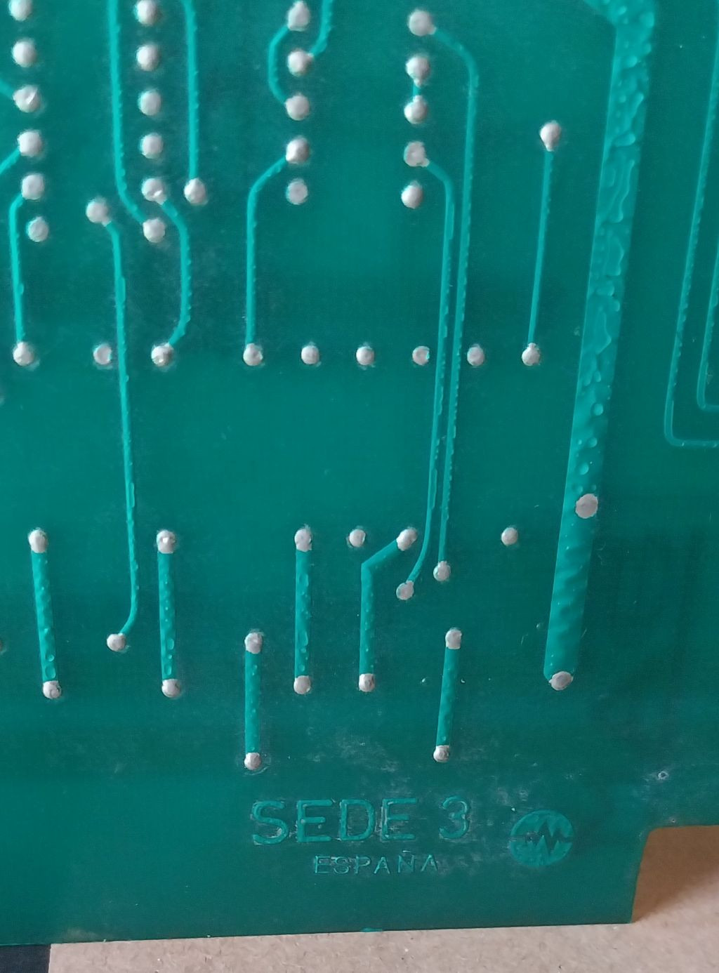 Placa localizada por Gryeti con la serigrafía «SEDE 3 ESPAÑA».