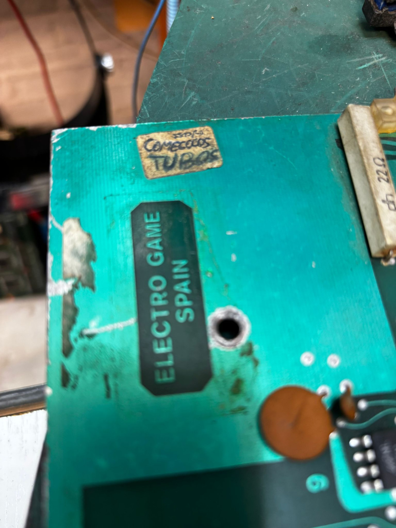 Las memorias se han localizado en una placa tipo Galaxian fabricada por Electro Game. Imagen: Víctor Fernández (City Game).